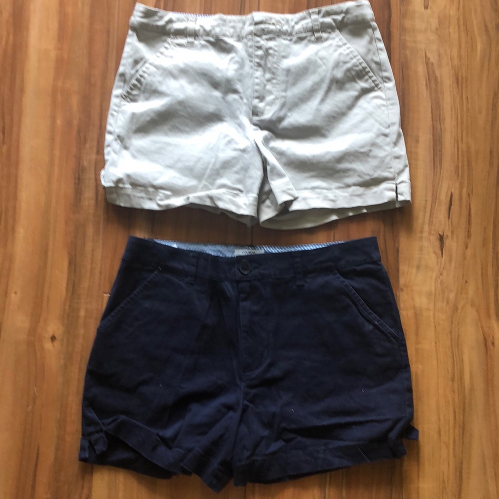 Identical twill shorts. Adjustable waist.